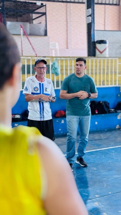 Professores conversando com os alunos